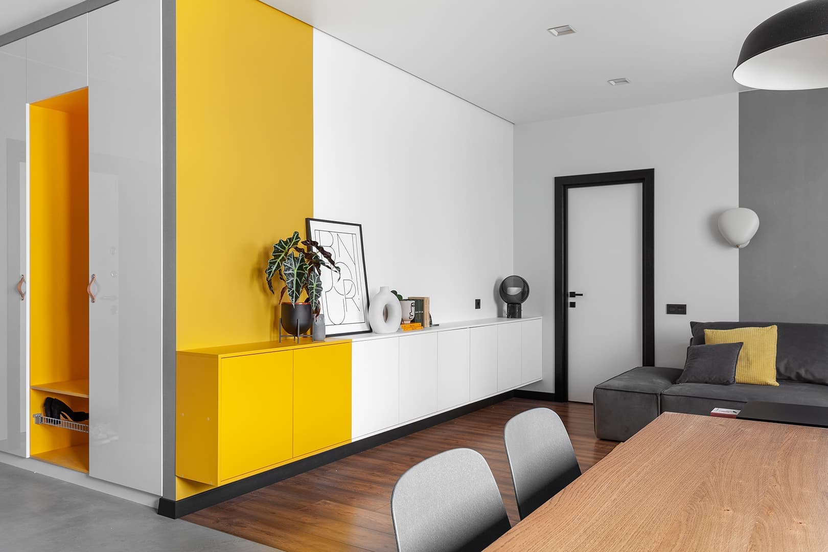 Маленькая квартира с недорогим, но оригинальным дизайном — проект Shiba design buro. Гостиная, прихожая и часть кухни