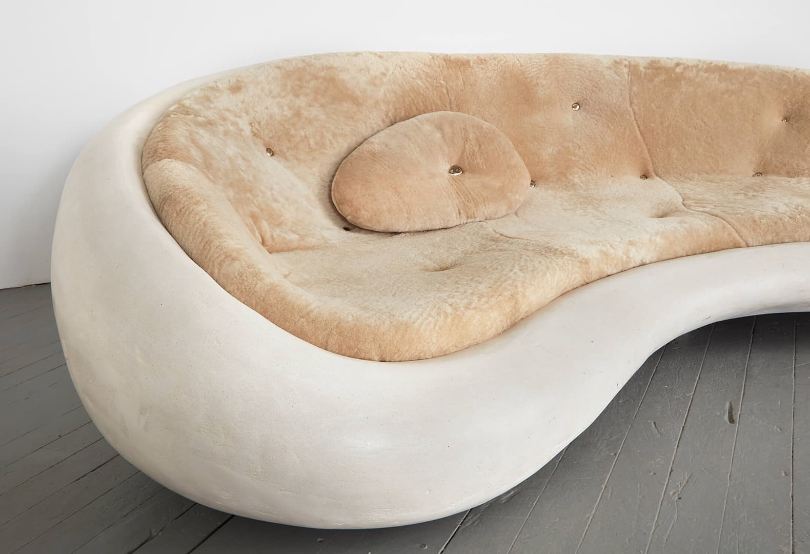 Unique sofa, 2019. Биоморфные фантазии Рогана Грегори. Биоморфные фантазии Рогана Грегори