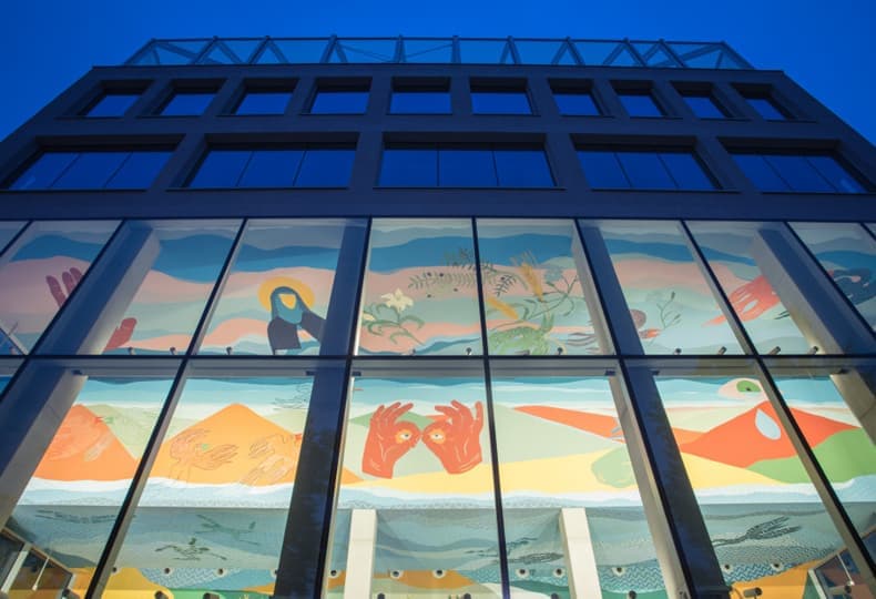 Художница Алисия Бяла украсила проект MVRDV во Вроцлаве фресками от пола до потолка