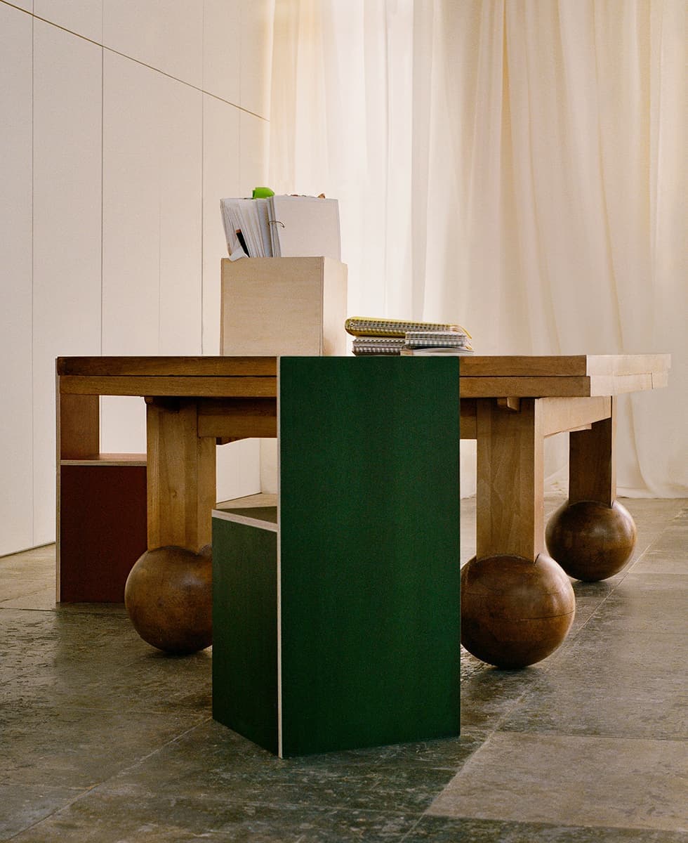 6 великолепных стульев из интерьера Jacquemus