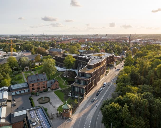 CF Møller Architects спроектировали штаб-квартиру Carlsberg из переработанной меди CF Møller Architects спроектировали штаб-квартиру Carlsberg из переработанной меди