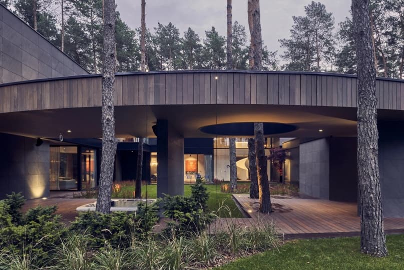 Круглый деревянный дом в сосновом лесу от Mobius Architekci Круглый деревянный дом в сосновом лесу от Mobius Architekci