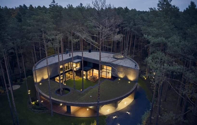 Круглый деревянный дом в сосновом лесу от Mobius Architekci
