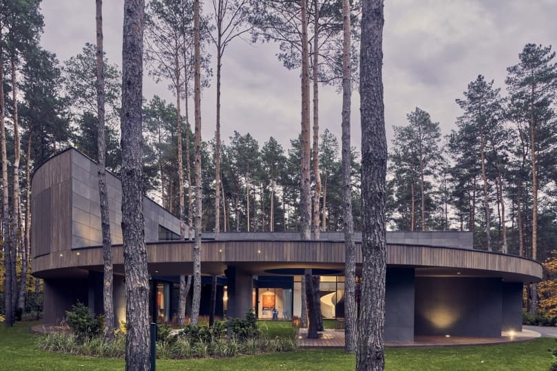 Круглый деревянный дом в сосновом лесу от Mobius Architekci
