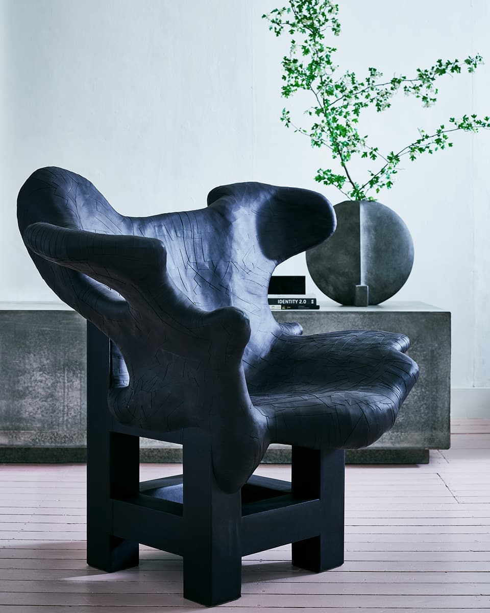 Вадим Кибардин, «Бумажное кресло №5», картон, черная бумага. Фото: Jeroen van der Spek. Стайлинг: Cleo Scheulderman