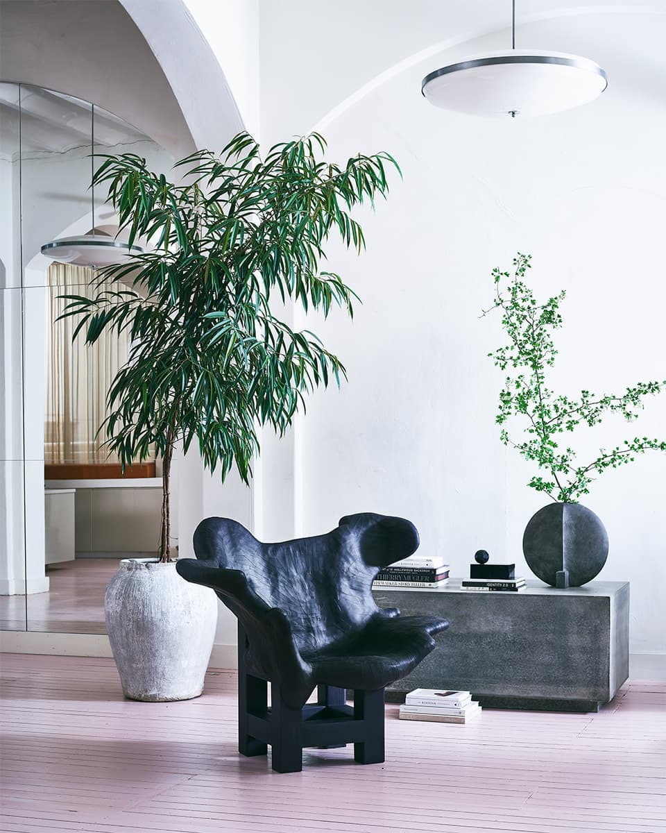 Вадим Кибардин, «Бумажное кресло №5», картон, черная бумага. Фото: Jeroen van der Spek. Стайлинг: Cleo Scheulderman