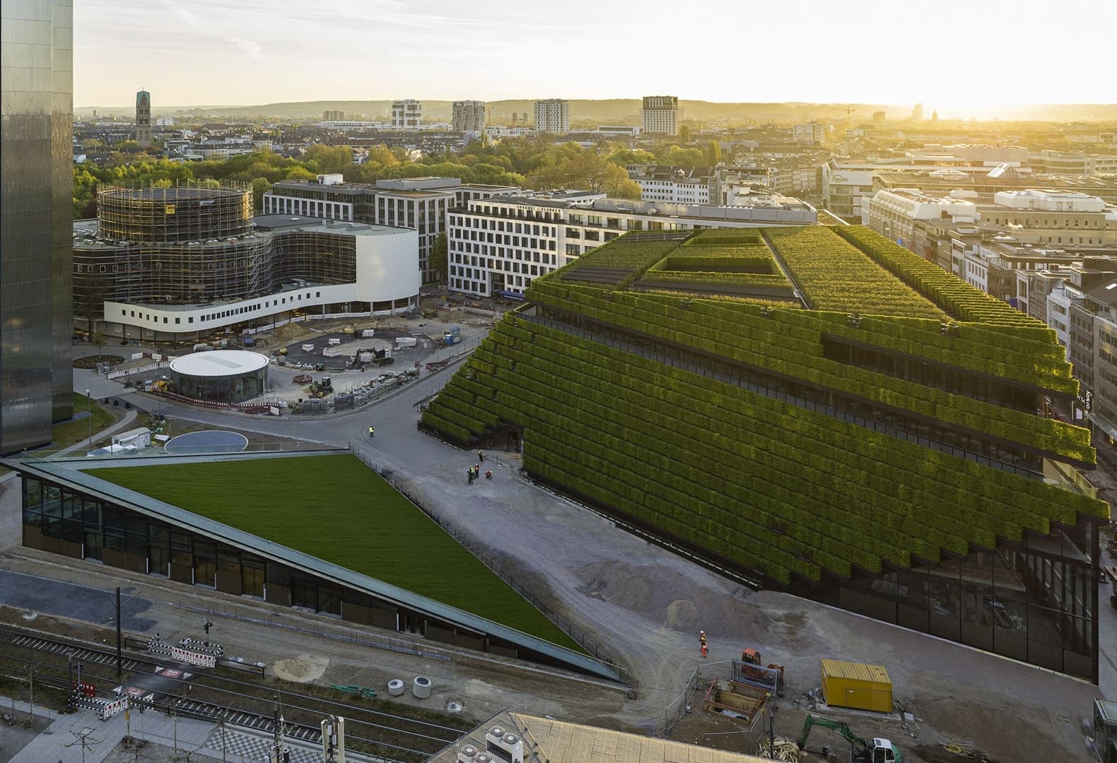 Бизнес-центр Kö-Bogen II, Ingenhoven Architects (2020). Фото: © Ingenhoven Architects / HGEsch