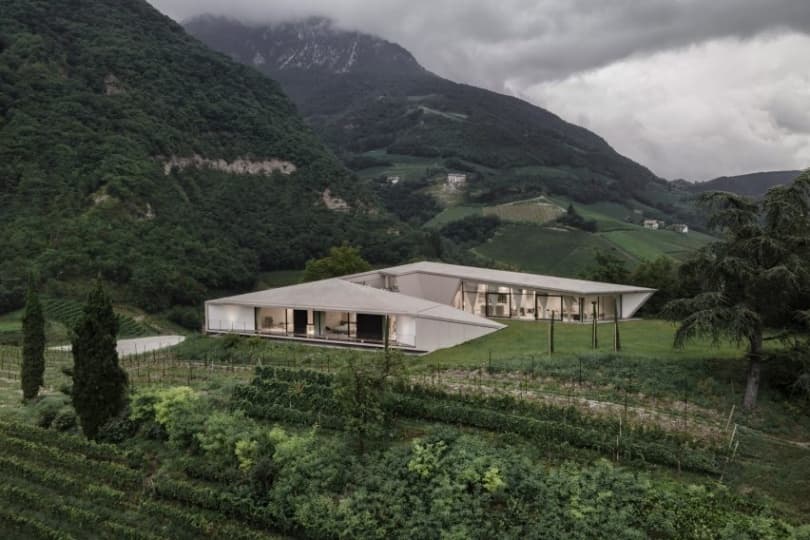Команда Peter Pichler Architecture спроектировала виллу посреди итальянского виноградника