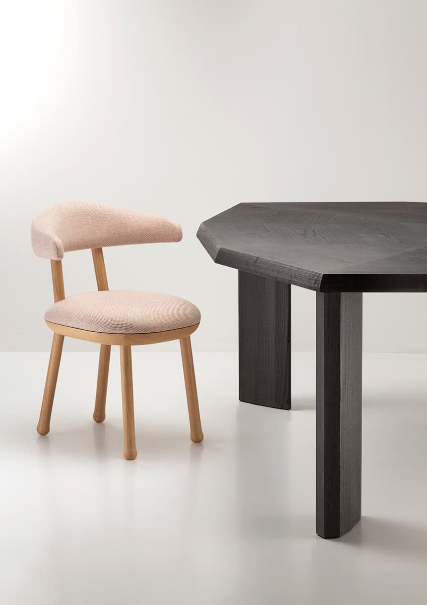 Стул Oopsy и обеденный стул Rochefort. Pierre Yovanovitch Mobilier. Фото: Jean-Pierre Vaillancourt