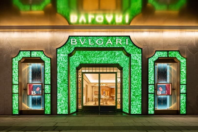 MVRDV оформили фасад нового магазина Bvlgari с помощью переработанных бутылок