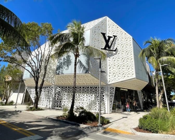 Студия Марселя Вандерса оформила фасад магазина Louis Vuitton в Майами