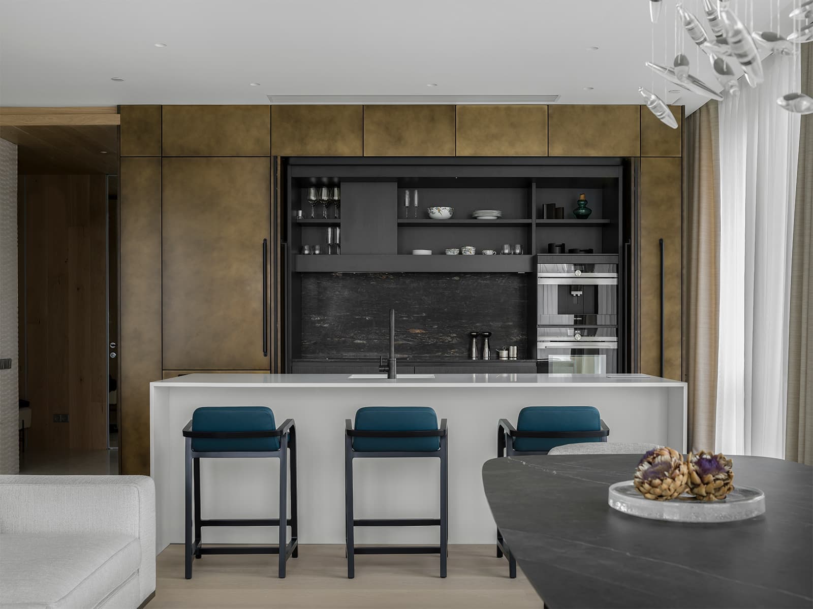 Теплый минимализм в московской квартире – проект бюро Kerimov Architects