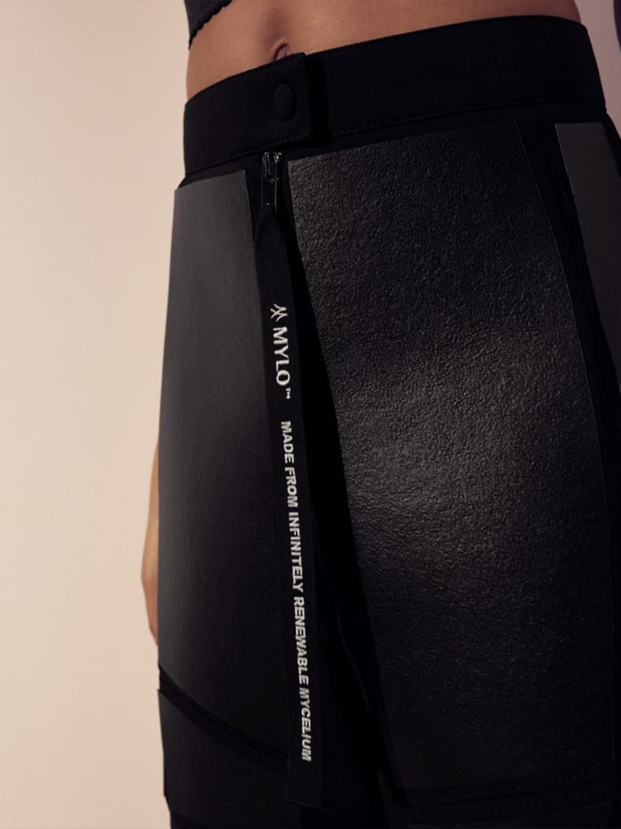 Stella McCartney. Костюм из альтернативной кожи, созданной с использованием мицелия