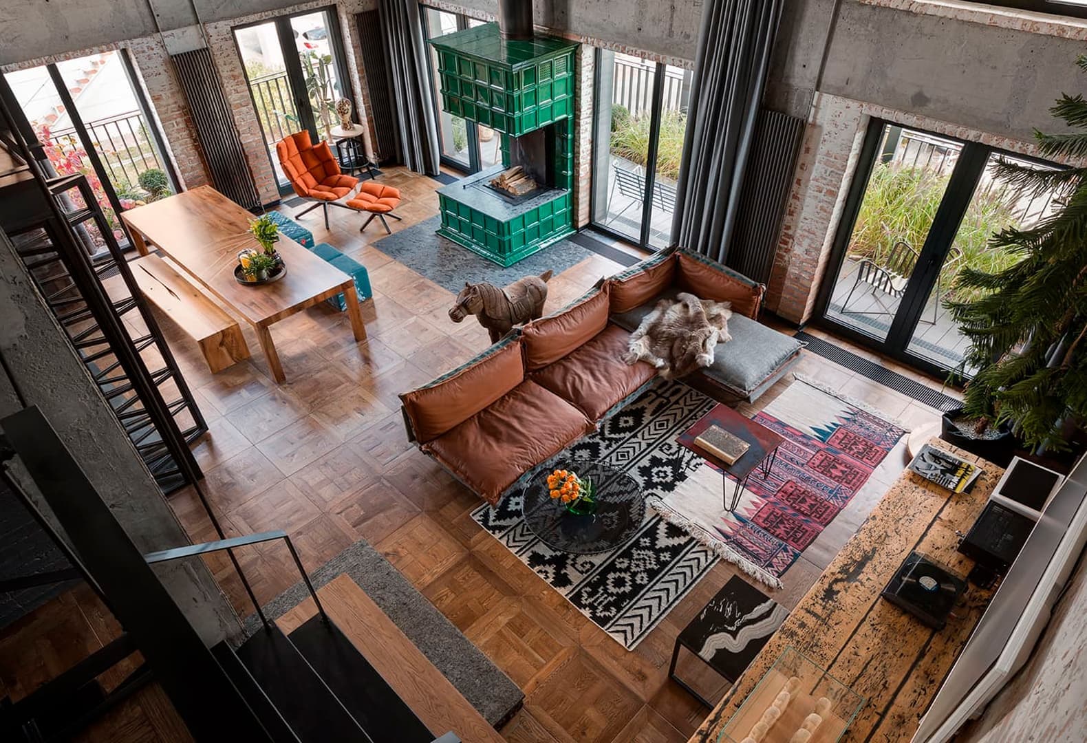 Двухэтажная квартира с колониальными мотивами – проект студии Loft Buro