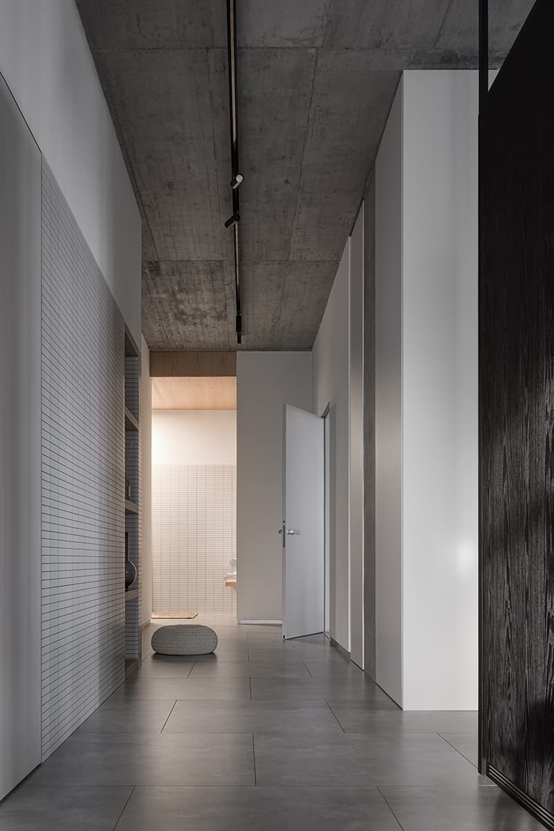 Свежий интерьер просторной квартиры в серо-голубых тонах – проект Azovsky + Pahomova Architects