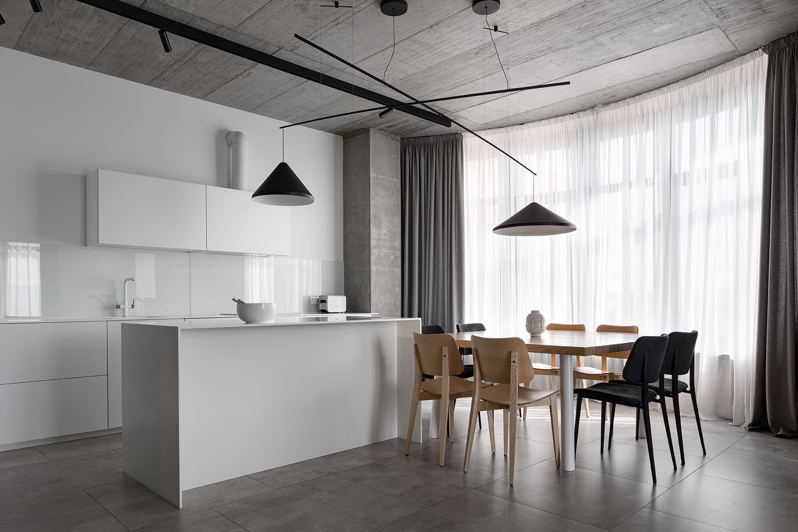 Свежий интерьер просторной квартиры в серо-голубых тонах – проект Azovsky + Pahomova Architects