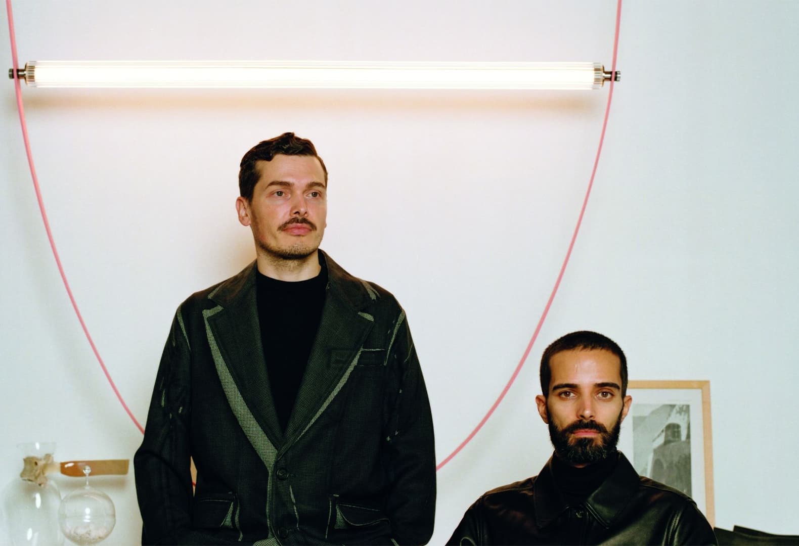 Андреа Тримарки и Симоне Фарресин с люстрой WireLine для бренда Flos. Фото: Francesco Caredda<