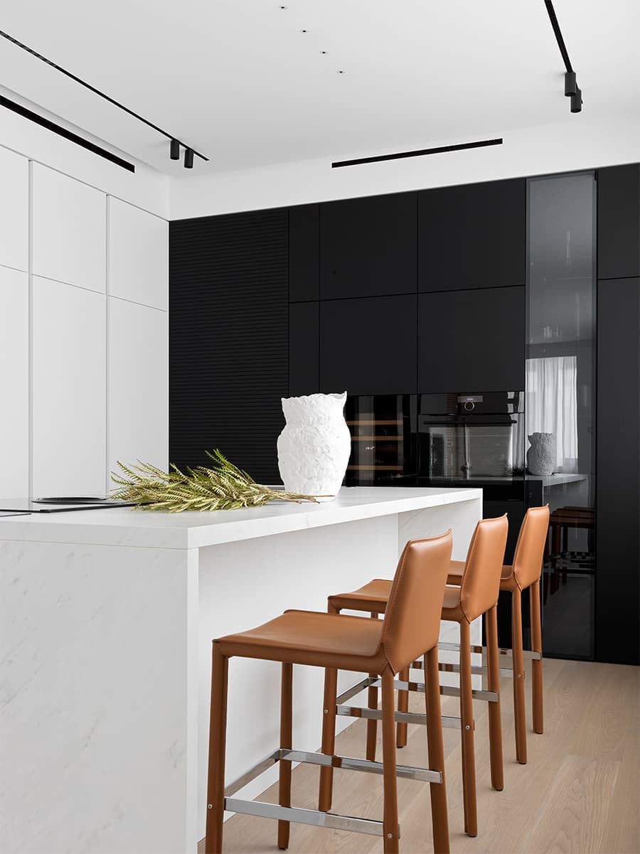 Минималистичная квартира с необычными молдингами – проект ARTIMITRO INTERIORS