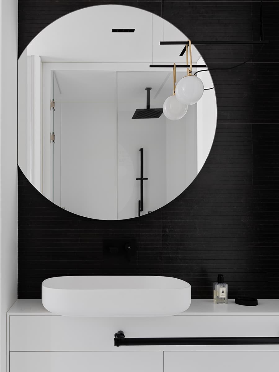 Минималистичная квартира с необычными молдингами – проект ARTIMITRO INTERIORS