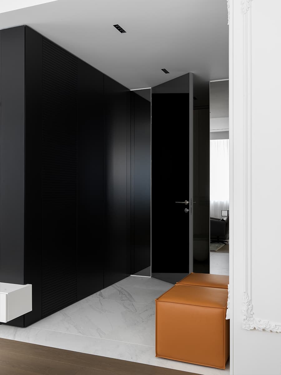 Минималистичная квартира с необычными молдингами – проект ARTIMITRO INTERIORS