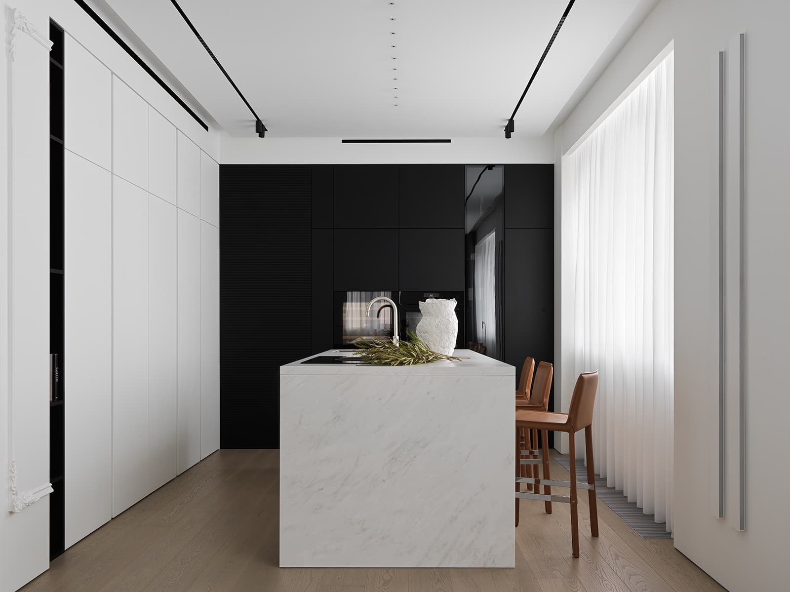 Минималистичная квартира с необычными молдингами – проект ARTIMITRO INTERIORS