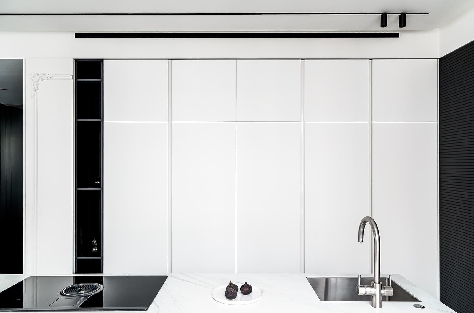 Минималистичная квартира с необычными молдингами – проект ARTIMITRO INTERIORS