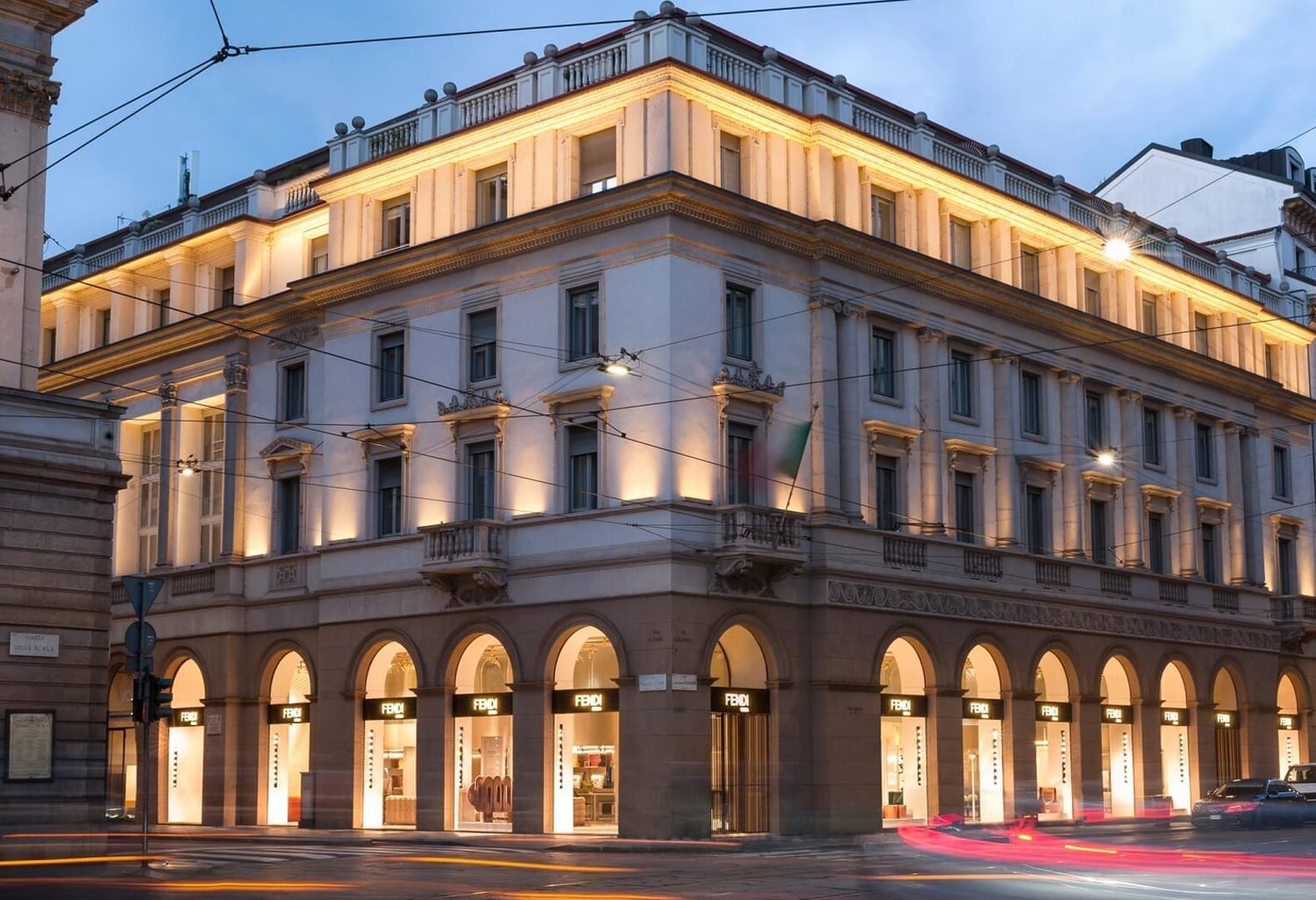 Фасад нового магазина на Пьяцца делла Скала. Фото: Fendi