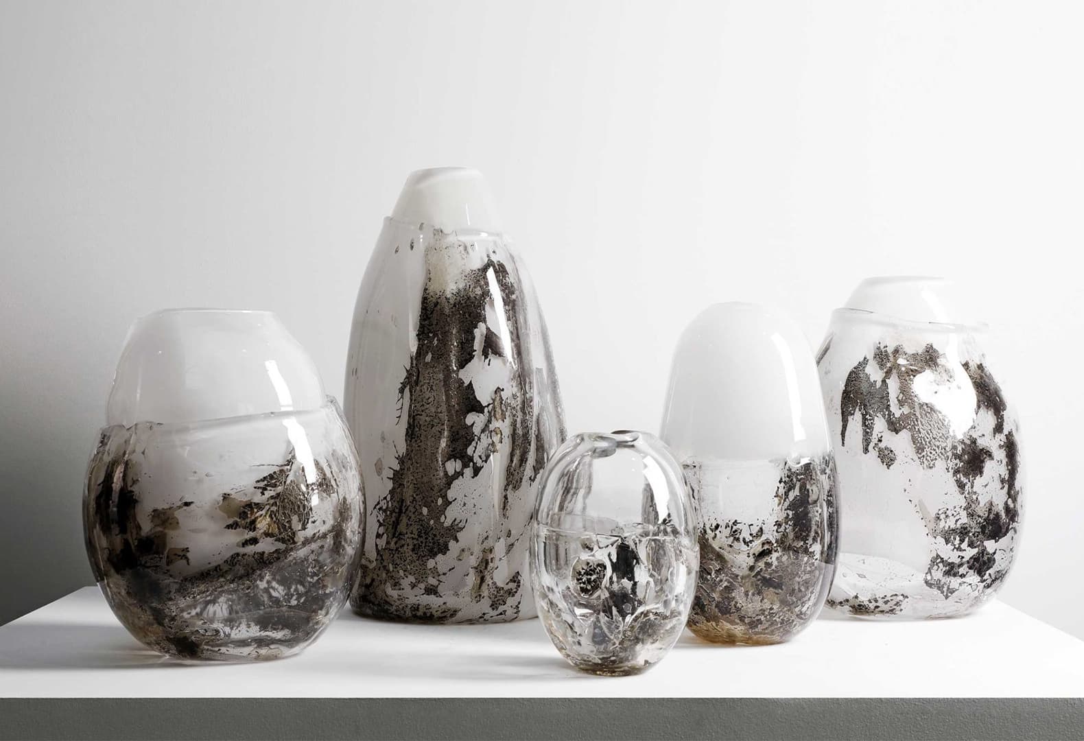 Марцин Русак. Вазы из серии Flower Infused Glass