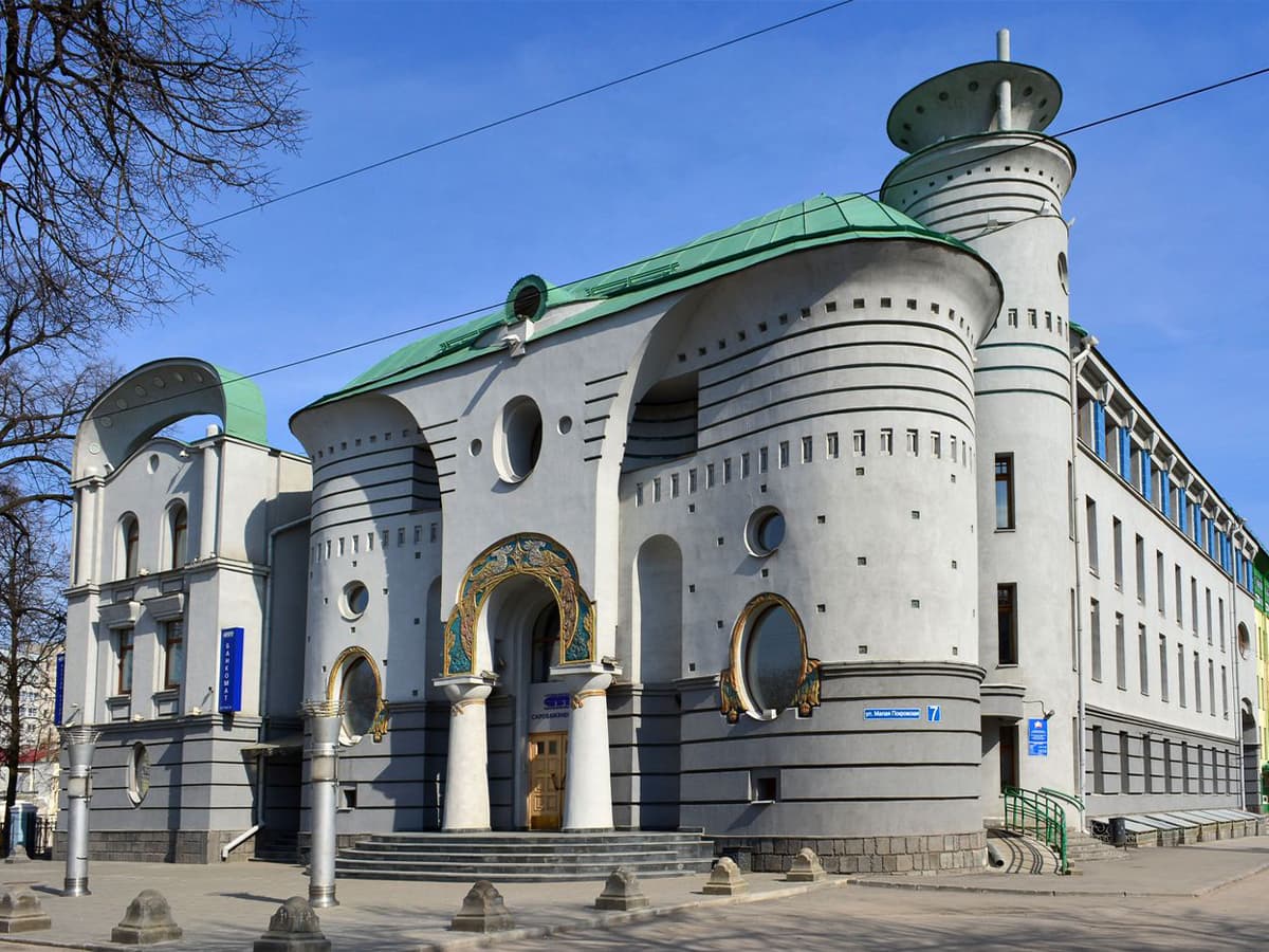 Здание банка «Гарантия», 1995, архитекторы А. Харитонов, Е. Пестов, Нижний Новгород. Фото: Live Journal