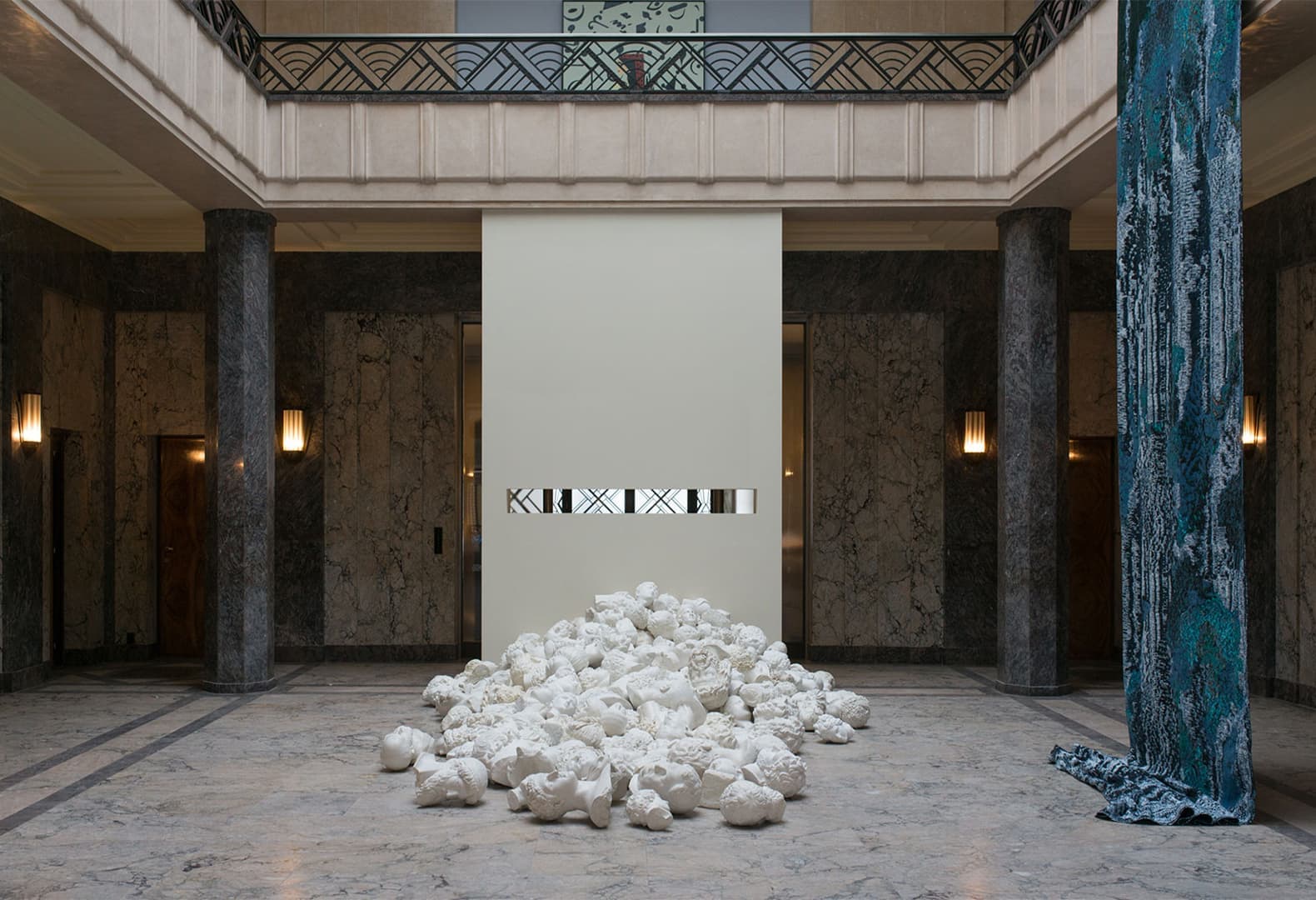 Одна из выставок фонда в интерьерах Villa Empain. Фото: © Fondation Boghossian