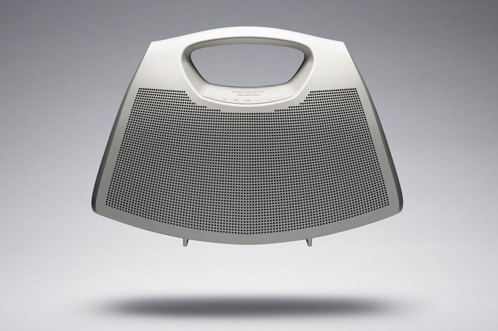 Balenciaga и Bang & Olufsen представили сумку-колонку