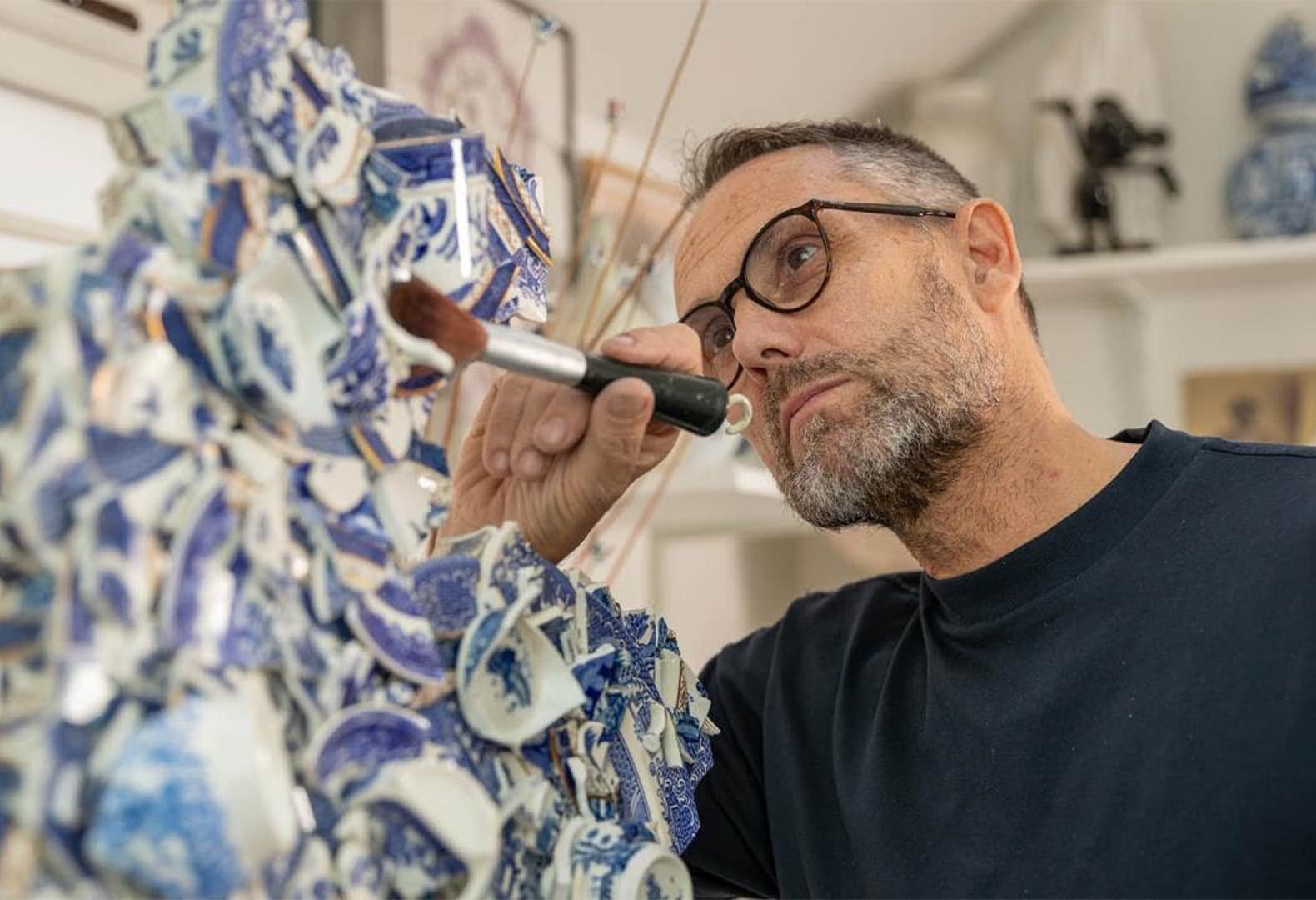 Бауке де Фриз за работой. Кадр из видео Sotheby’s