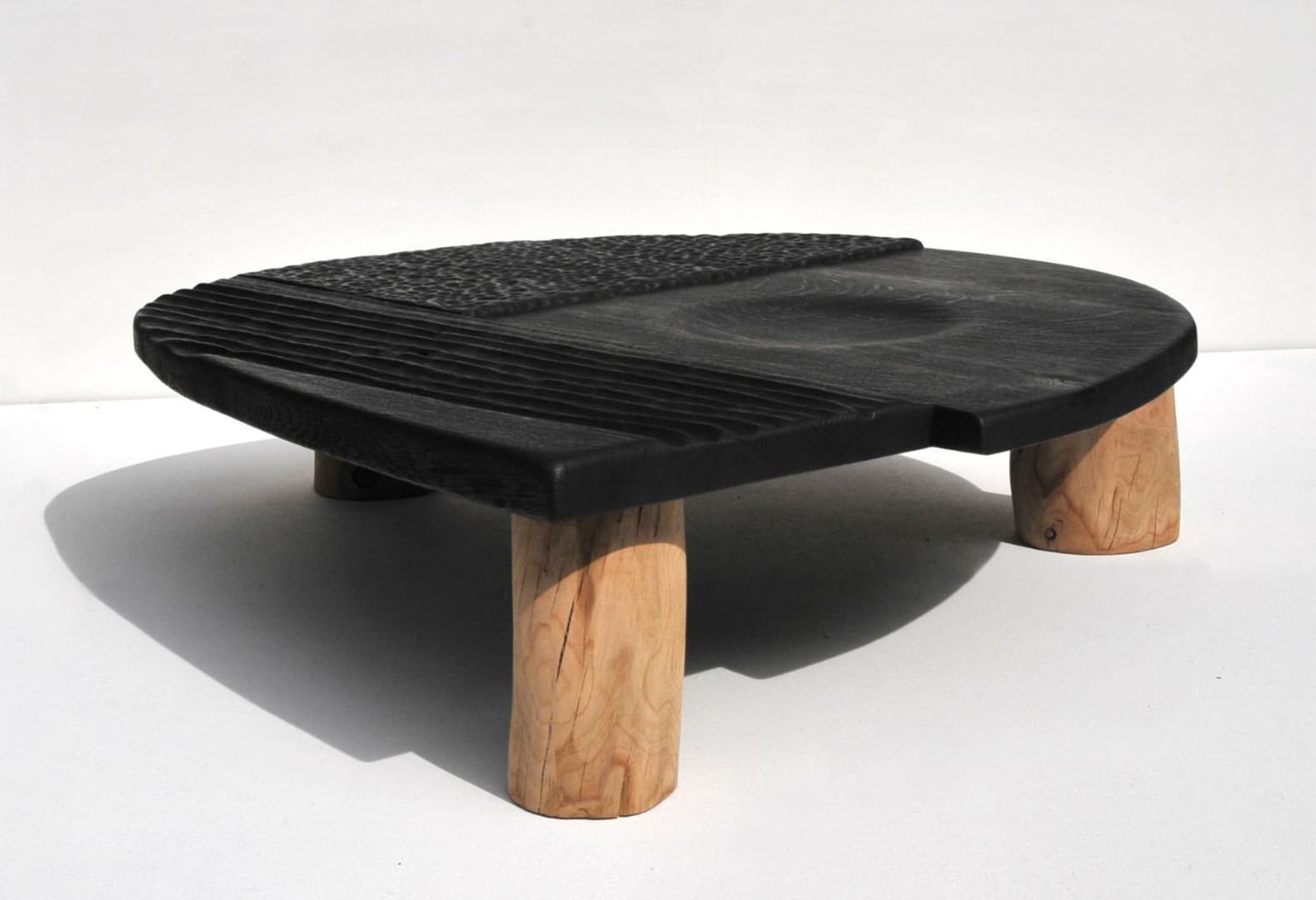 Низкий журнальный столик, дизайн Виктора Ханера. Фото: Lake Como Design Festival