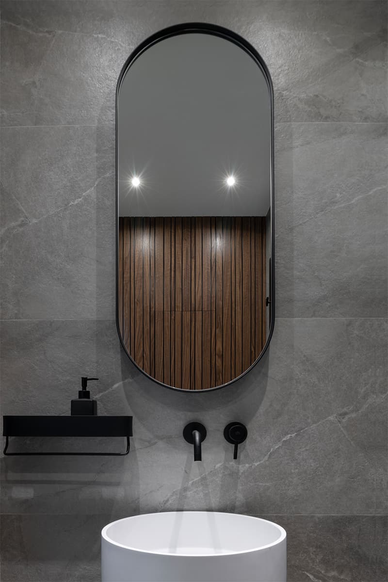 Монохромный интерьер с теплой обеденной группой и выразительными панно – проект Poisk Bureau