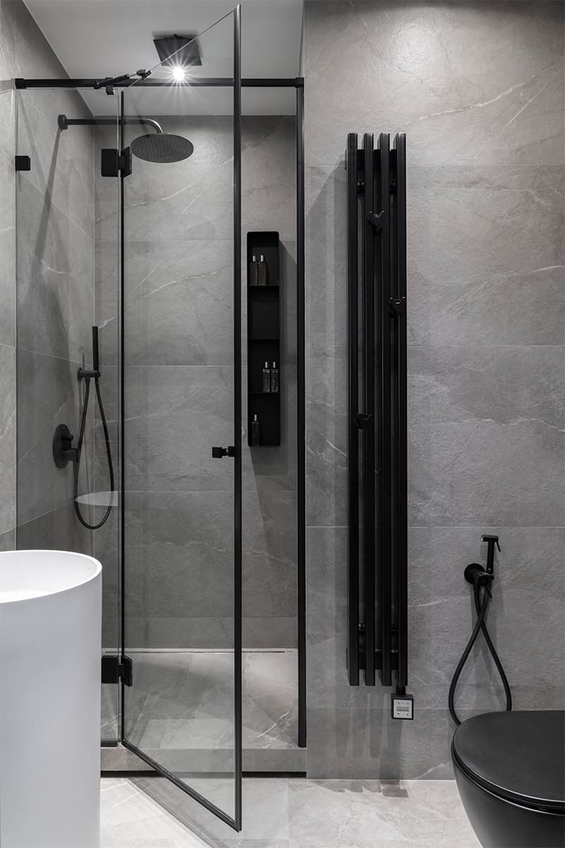 Монохромный интерьер с теплой обеденной группой и выразительными панно – проект Poisk Bureau