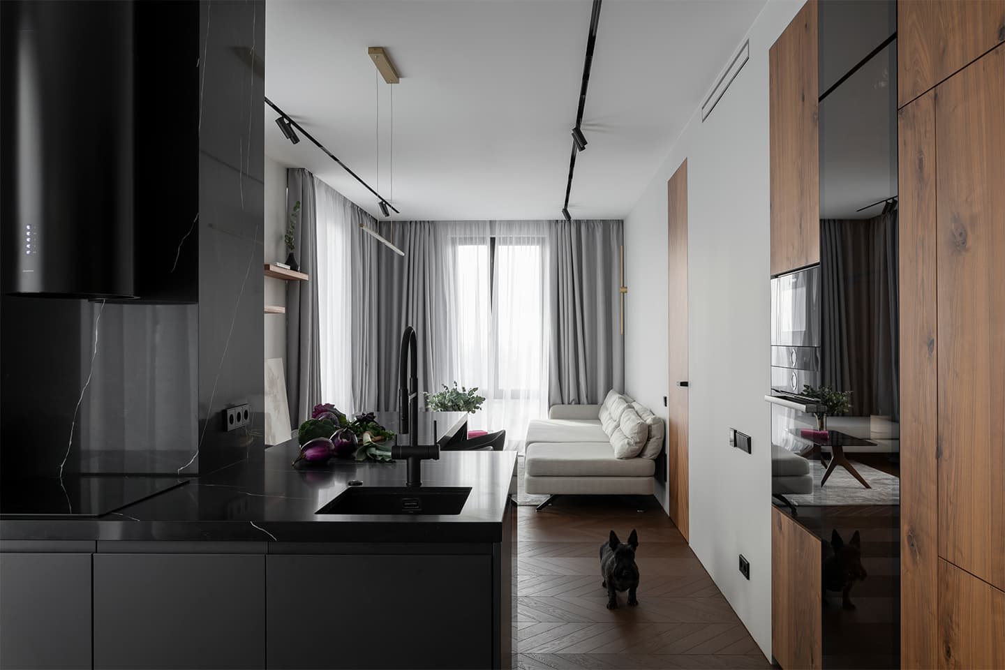 Монохромный интерьер с теплой обеденной группой и выразительными панно – проект Poisk Bureau