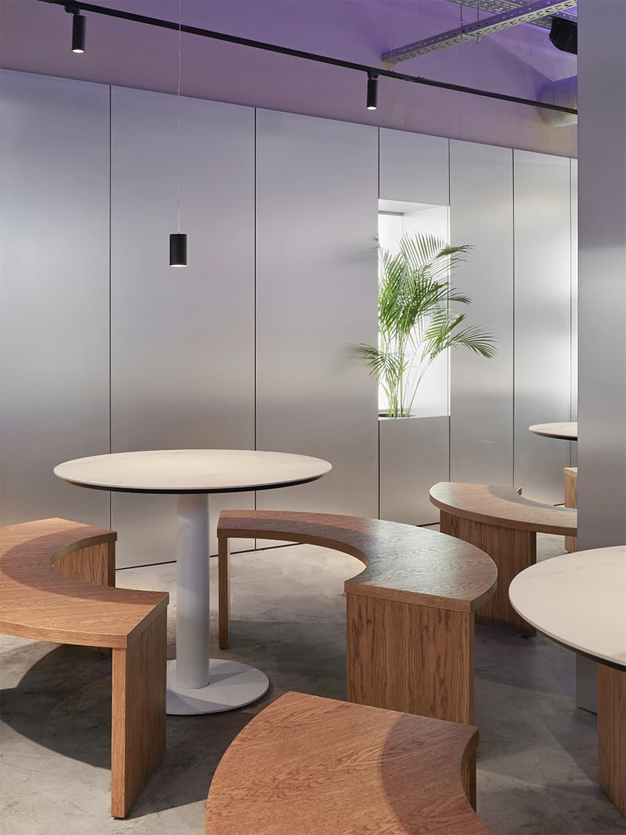 Контрастный микс лепнины, графики и стали в интерьере ресторана – проект sens bureau