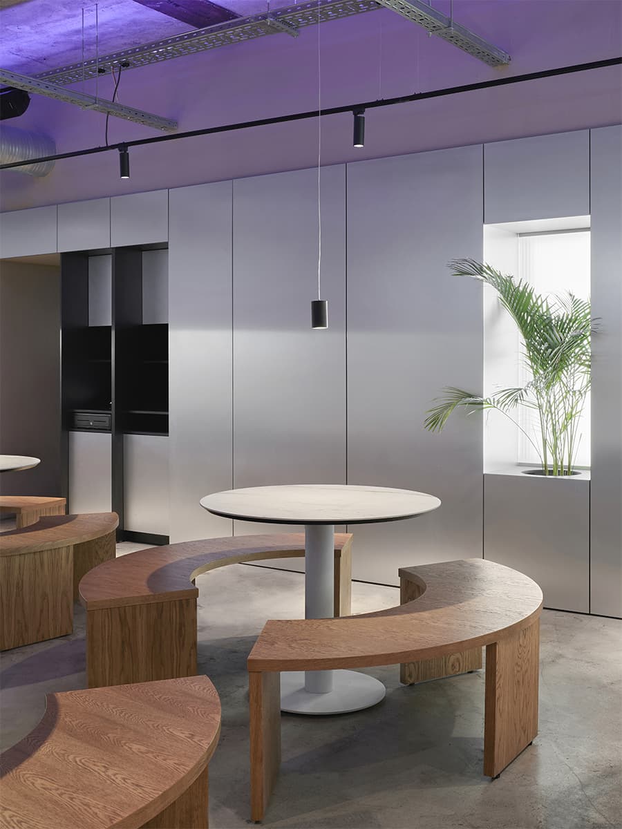 Контрастный микс лепнины, графики и стали в интерьере ресторана – проект sens bureau