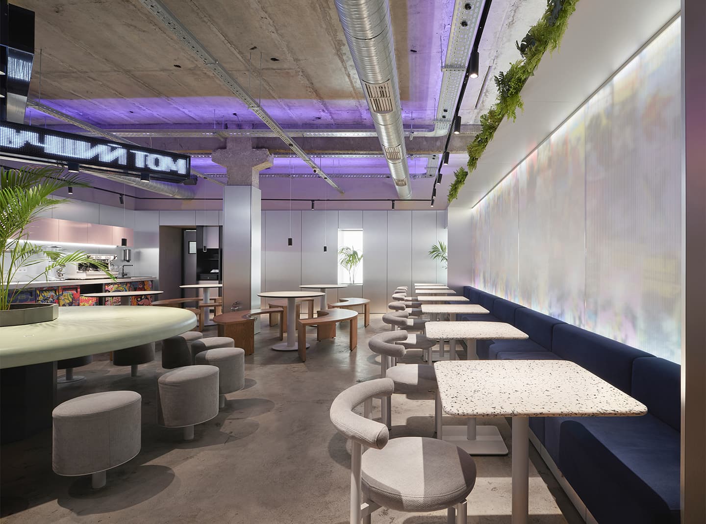 Контрастный микс лепнины, графики и стали в интерьере ресторана – проект sens bureau