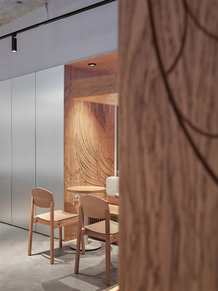 Контрастный микс лепнины, графики и стали в интерьере ресторана – проект sens bureau