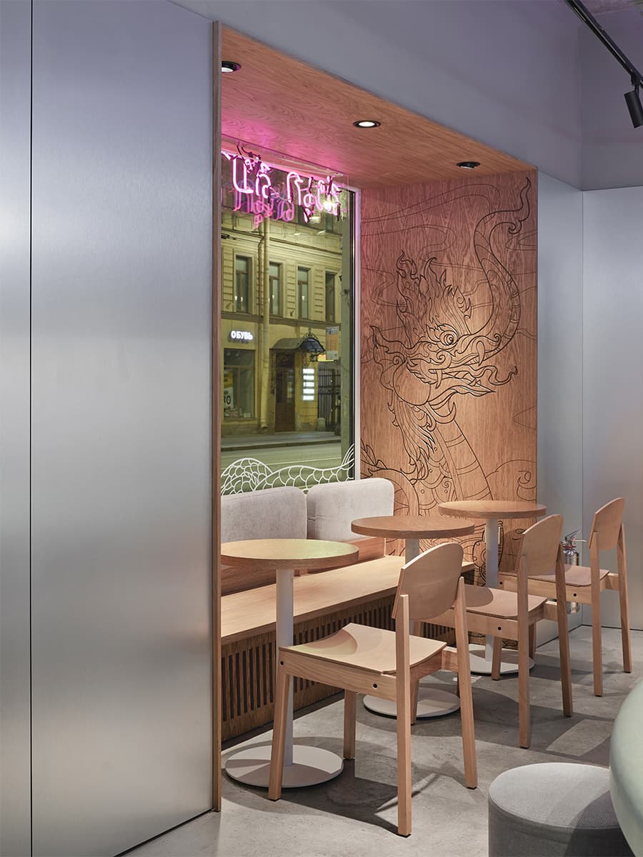 Контрастный микс лепнины, графики и стали в интерьере ресторана – проект sens bureau