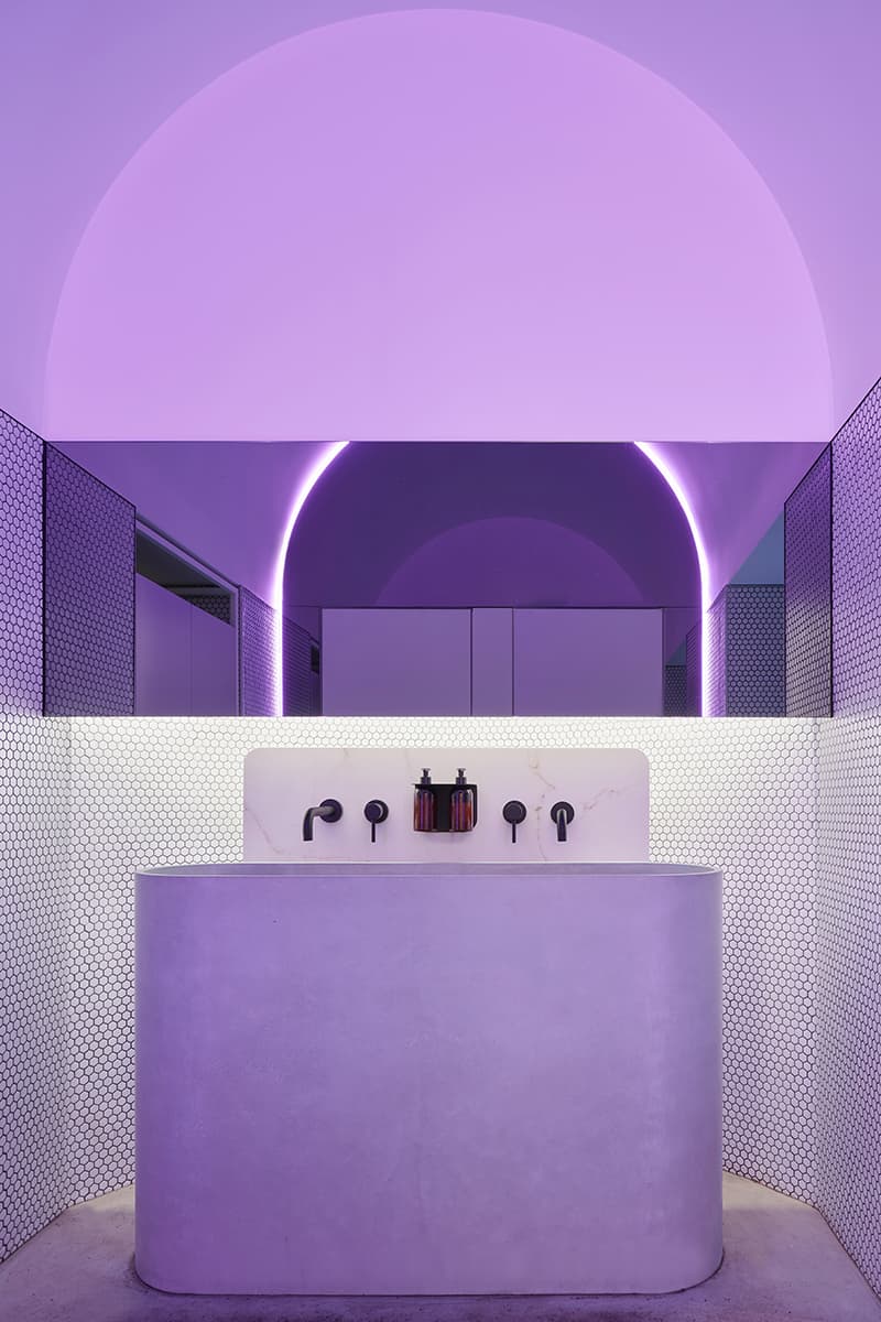 Контрастный микс лепнины, графики и стали в интерьере ресторана – проект sens bureau