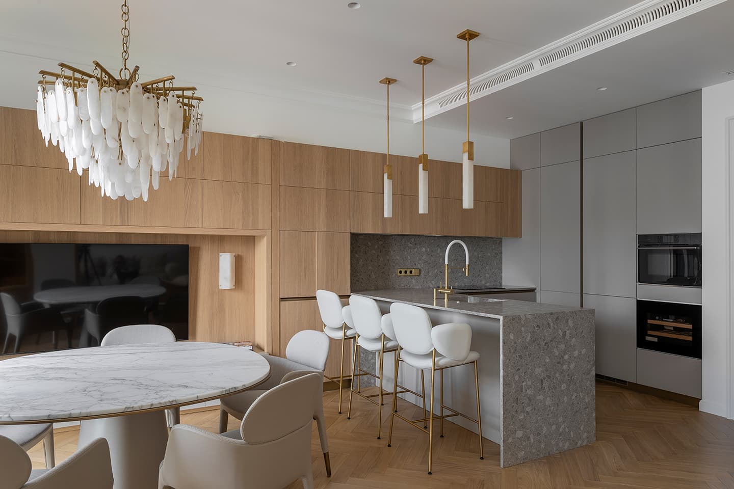 Легкий и светлый интерьер квартиры с двумя гардеробными – проект Александры Бурмистровой