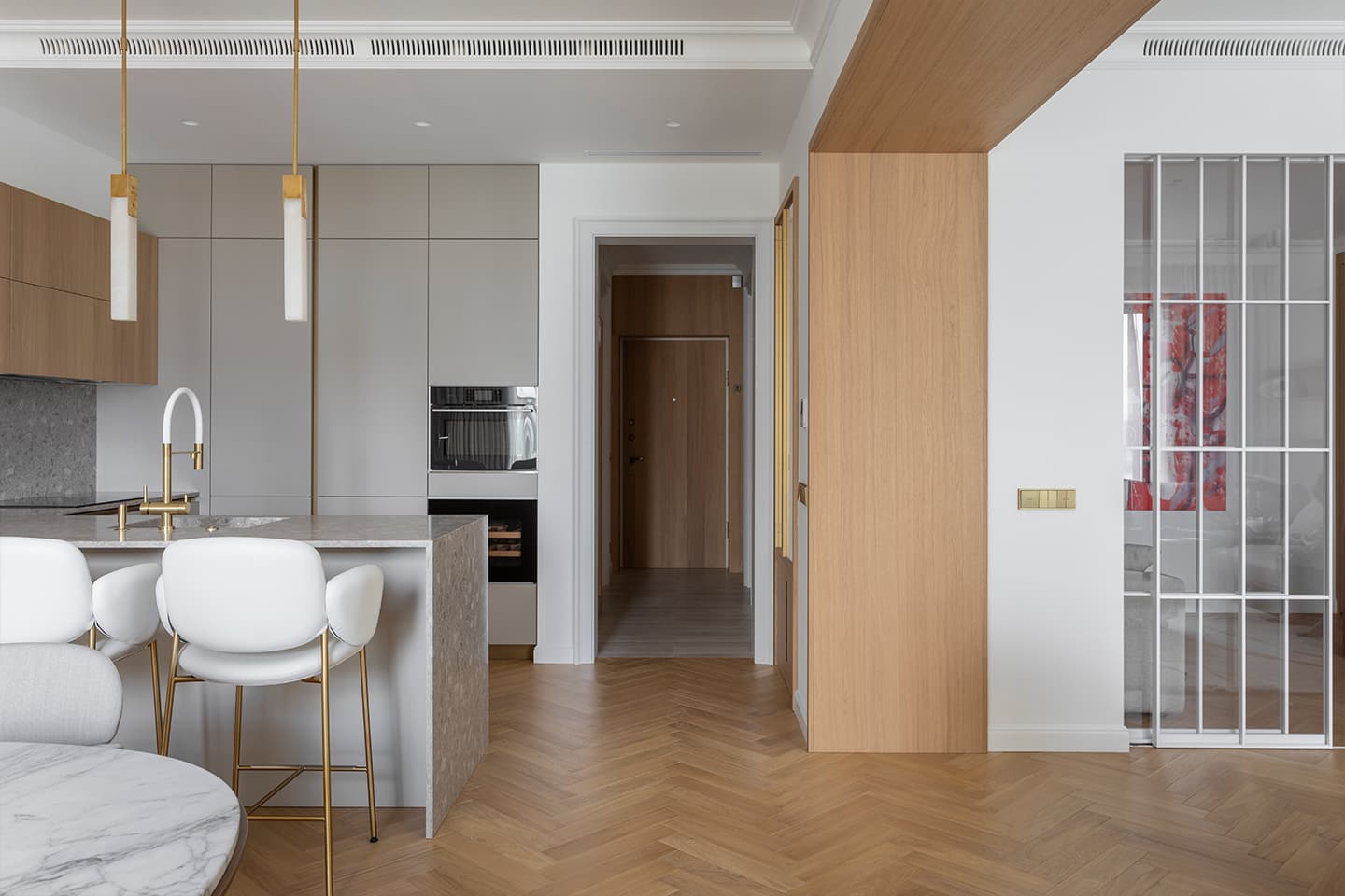 Легкий и светлый интерьер квартиры с двумя гардеробными – проект Александры Бурмистровой