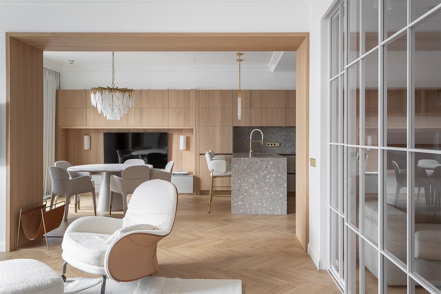 Легкий и светлый интерьер квартиры с двумя гардеробными – проект Александры Бурмистровой