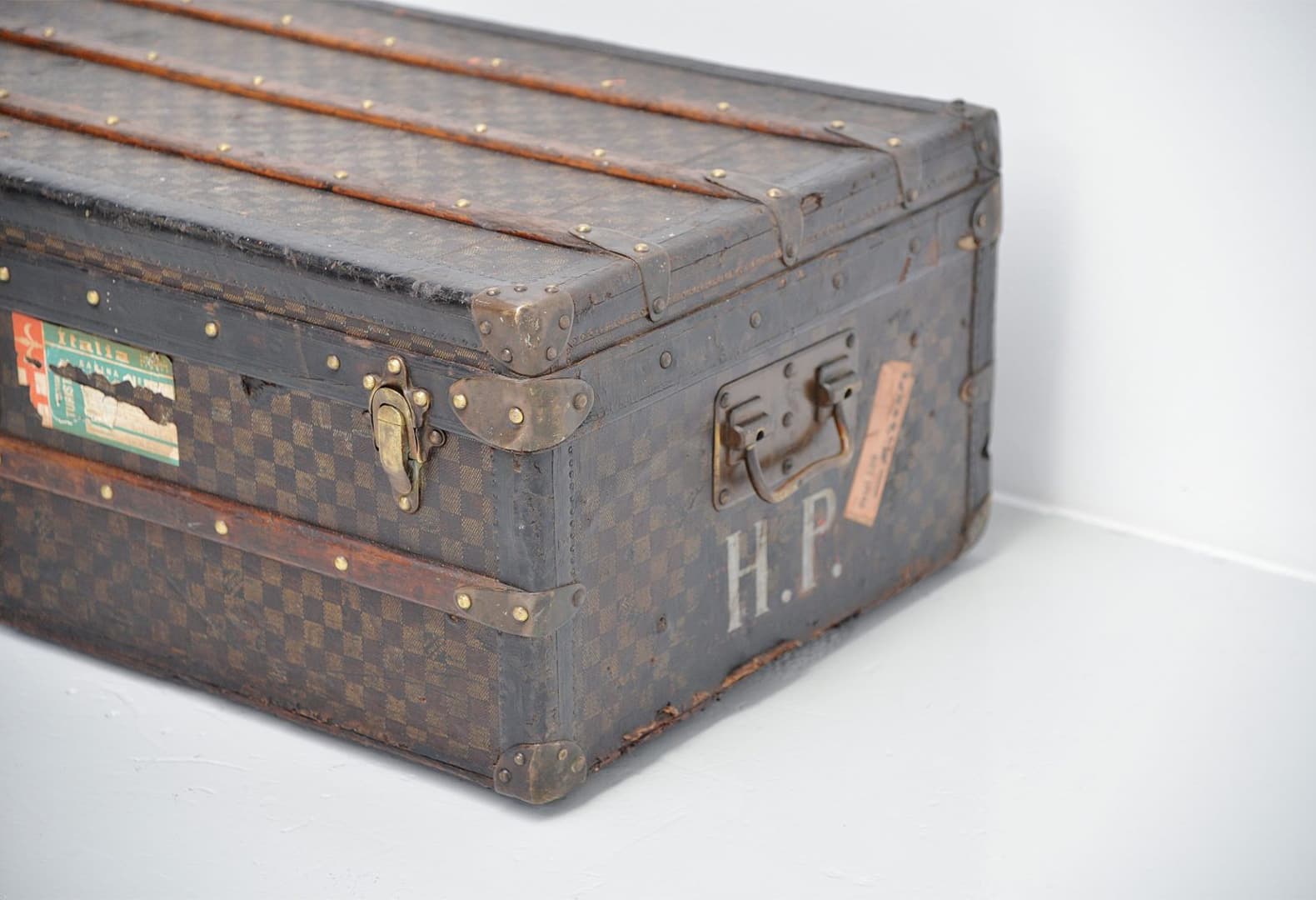 Классический дизайн сундука Louis Vuitton. Фото: © Andreas Rentz, Getty Images
