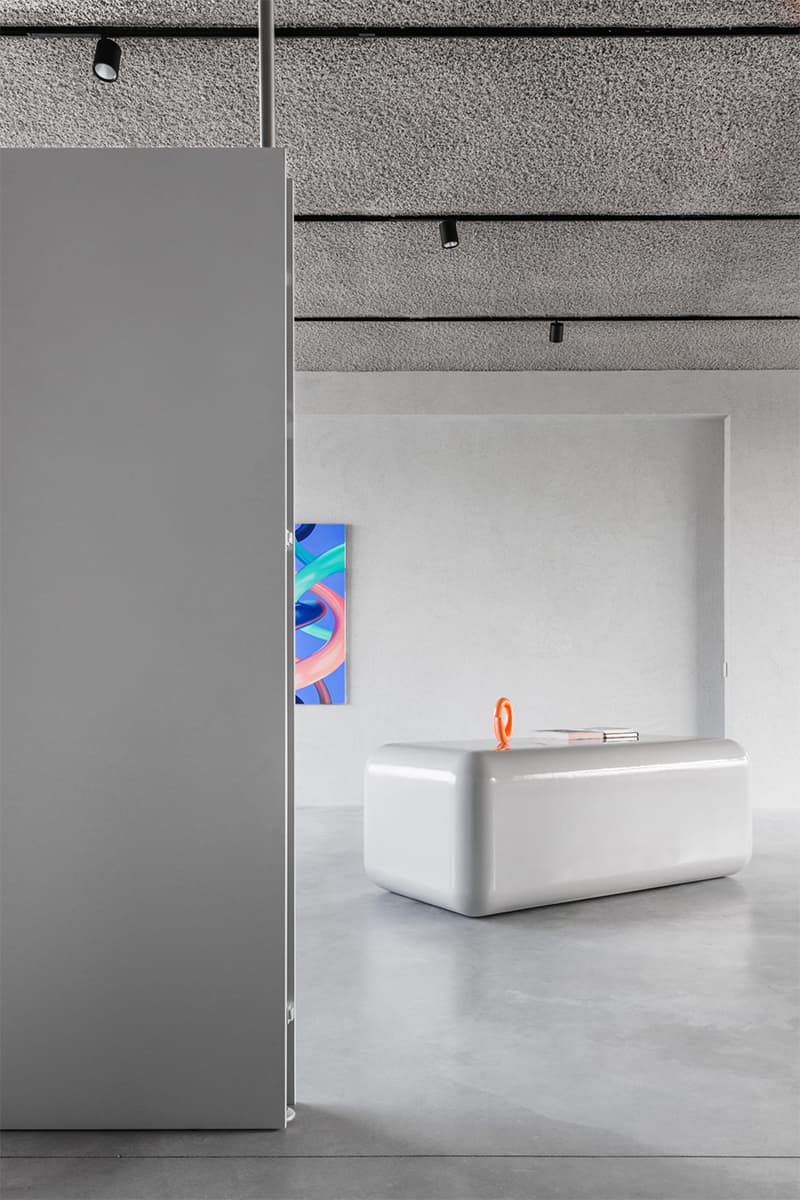 Бетон, сталь и яркая мебель в интерьере галереи современного искусства – проект 5AM Studio