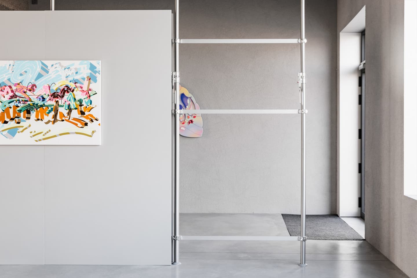 Бетон, сталь и яркая мебель в интерьере галереи современного искусства – проект 5AM Studio