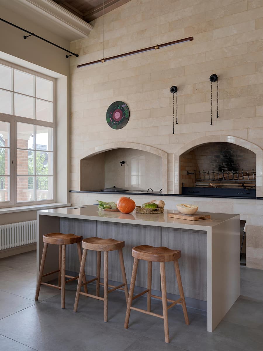 Уютный интерьер беседки с печным комплексом – проект Янины Филипповой