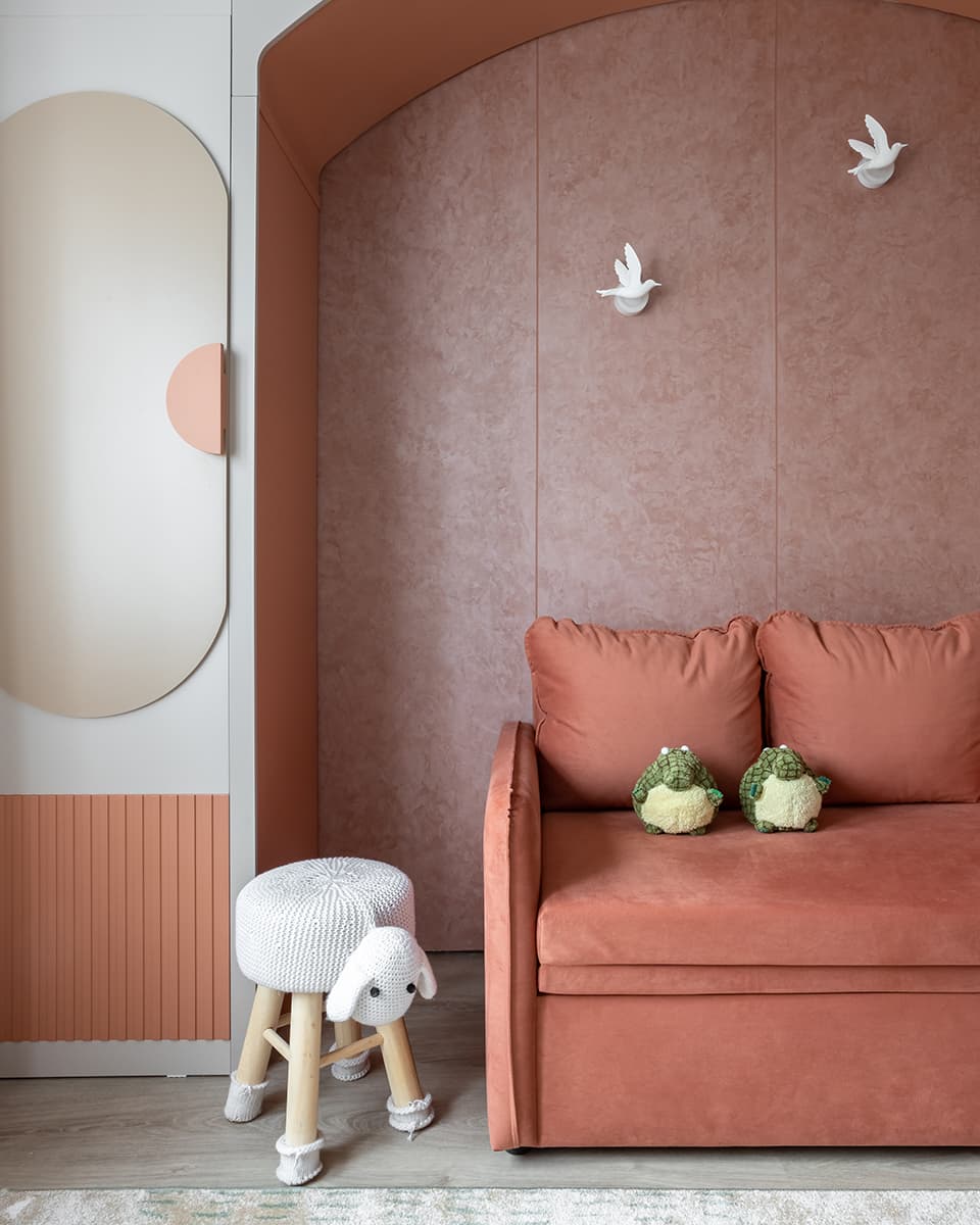 Темный интерьер с необычной планировкой и игрой отражений – проект Ольги Богдановой